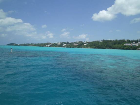 O belo mar do litoral sul de Bermuda